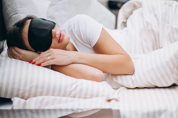 Ilustrasi tidur menggunakan penutup mata