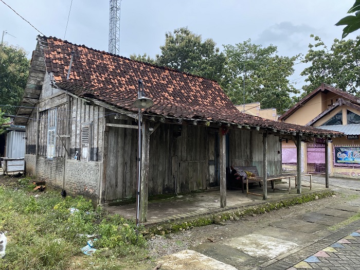 GOLONGAN MISKIN: Rumah Yudhi yang terbuat dari kayu.