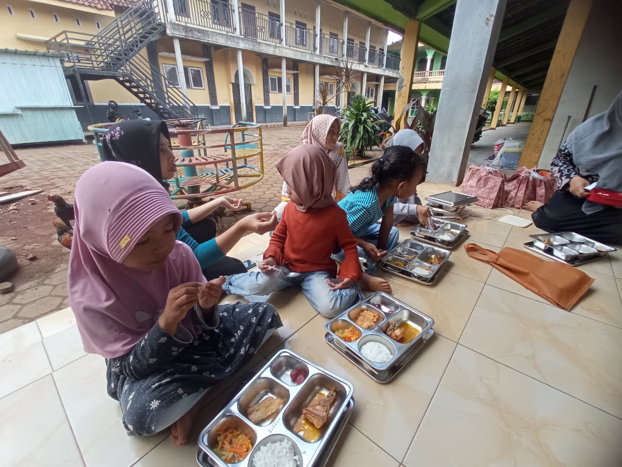 ANTUSIAS: Para siswa MI Asy-Syafiiyah Pekalongan Kecamatan Batealit senang menerima MBG di waktu libur.