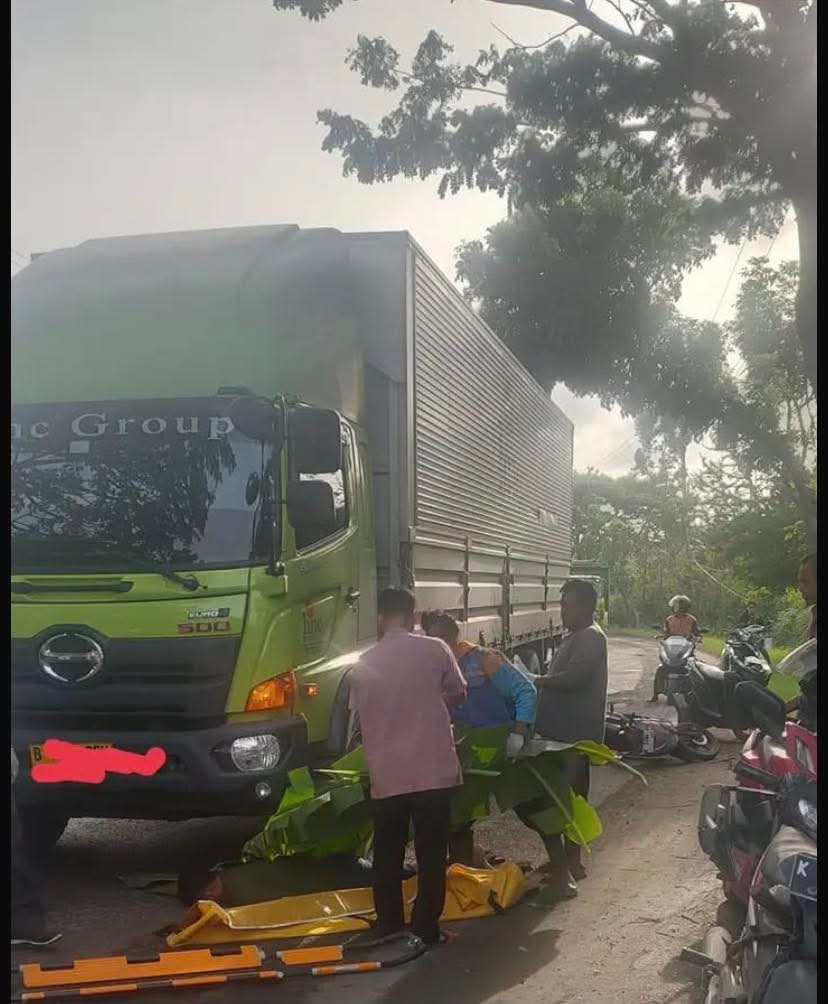 EVAKUASI: Petugas mengevakuasi korban kecelakaan di Jalan Pantura Sendangmulyo Rembang.