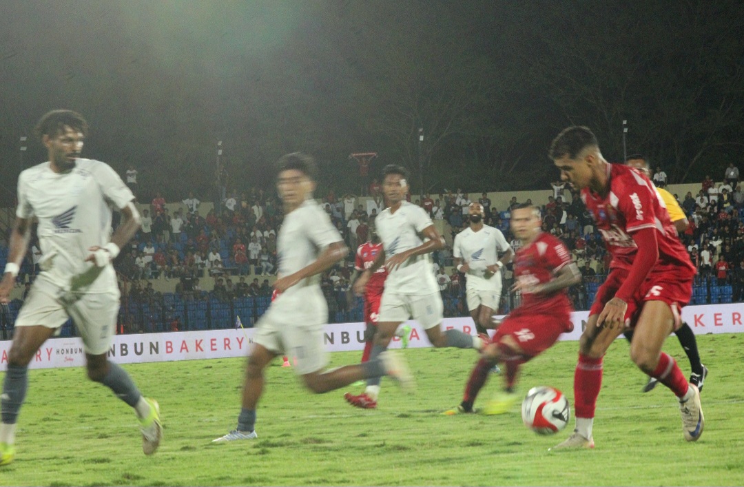 EFEKTIF: Charlos Franca tengah menusuk benteng pertahanan PSM Makassar pada Sabtu (24/1) di GBK Jepara.
