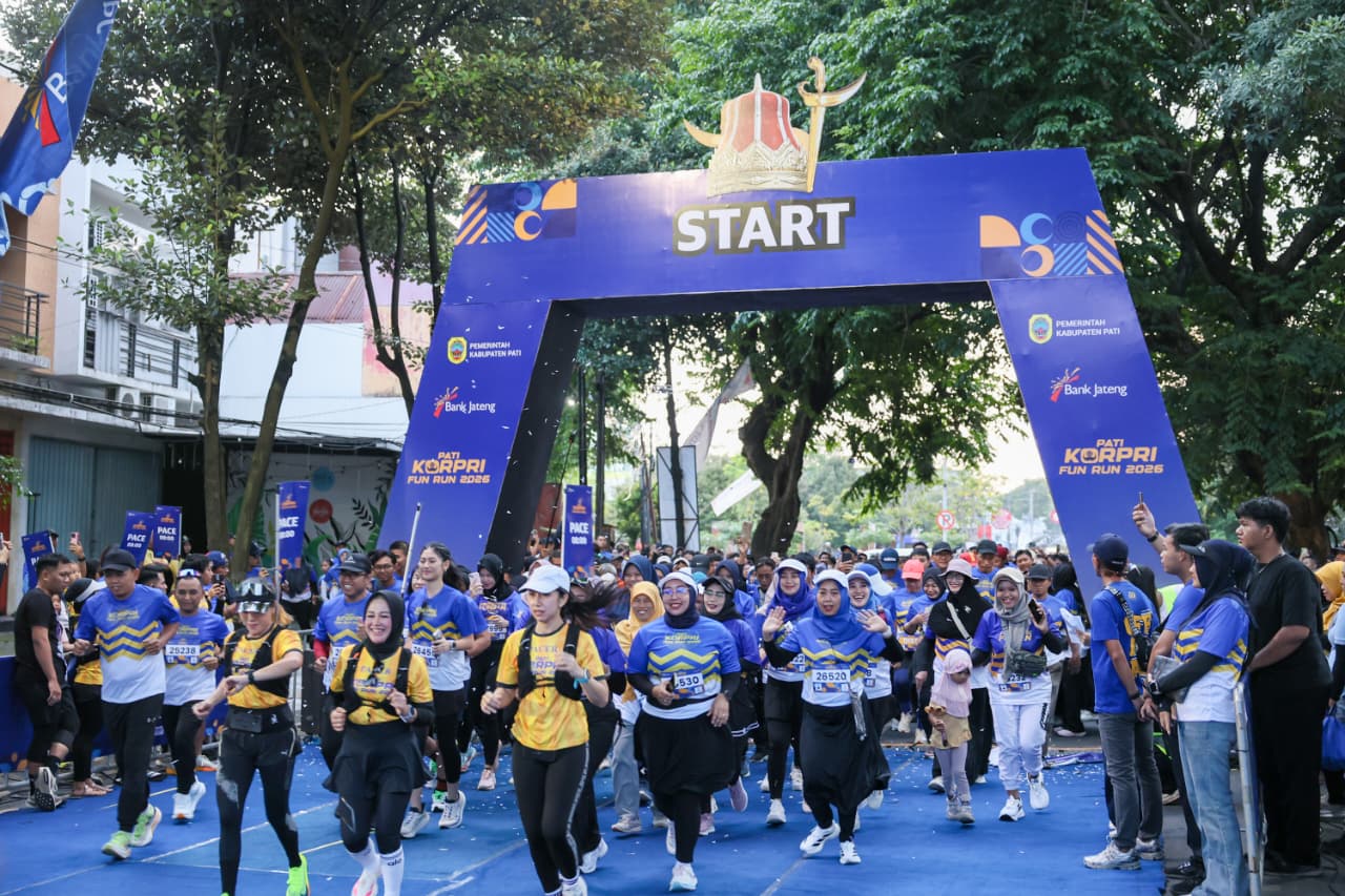 Ribuan aparatur sipil negara (ASN) dan masyarakat dari berbagai daerah meramaikan ajang Pati Korpri Fun Run 5K di Alun-alun Pati, Minggu, 25 Januari 2026.
