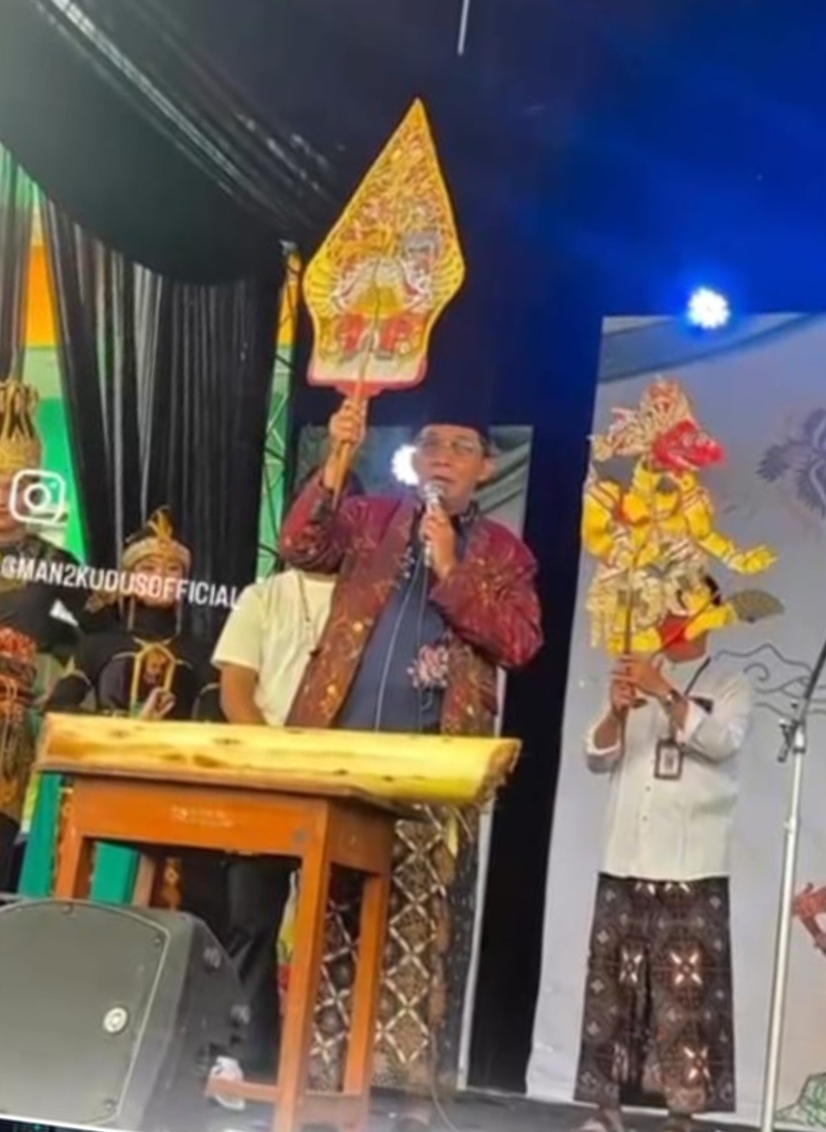 BERI PERHATIAN: Kepala MAN 2 Kudus, Ali Musyafak membuka acara.