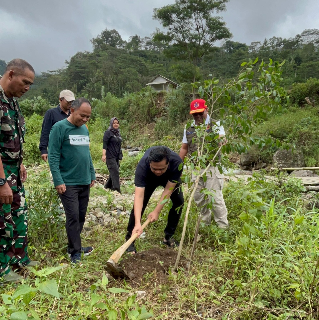 HIJAU: Bupati Jepara Witiarso Utomo menanam pohon di Desa Tempur.