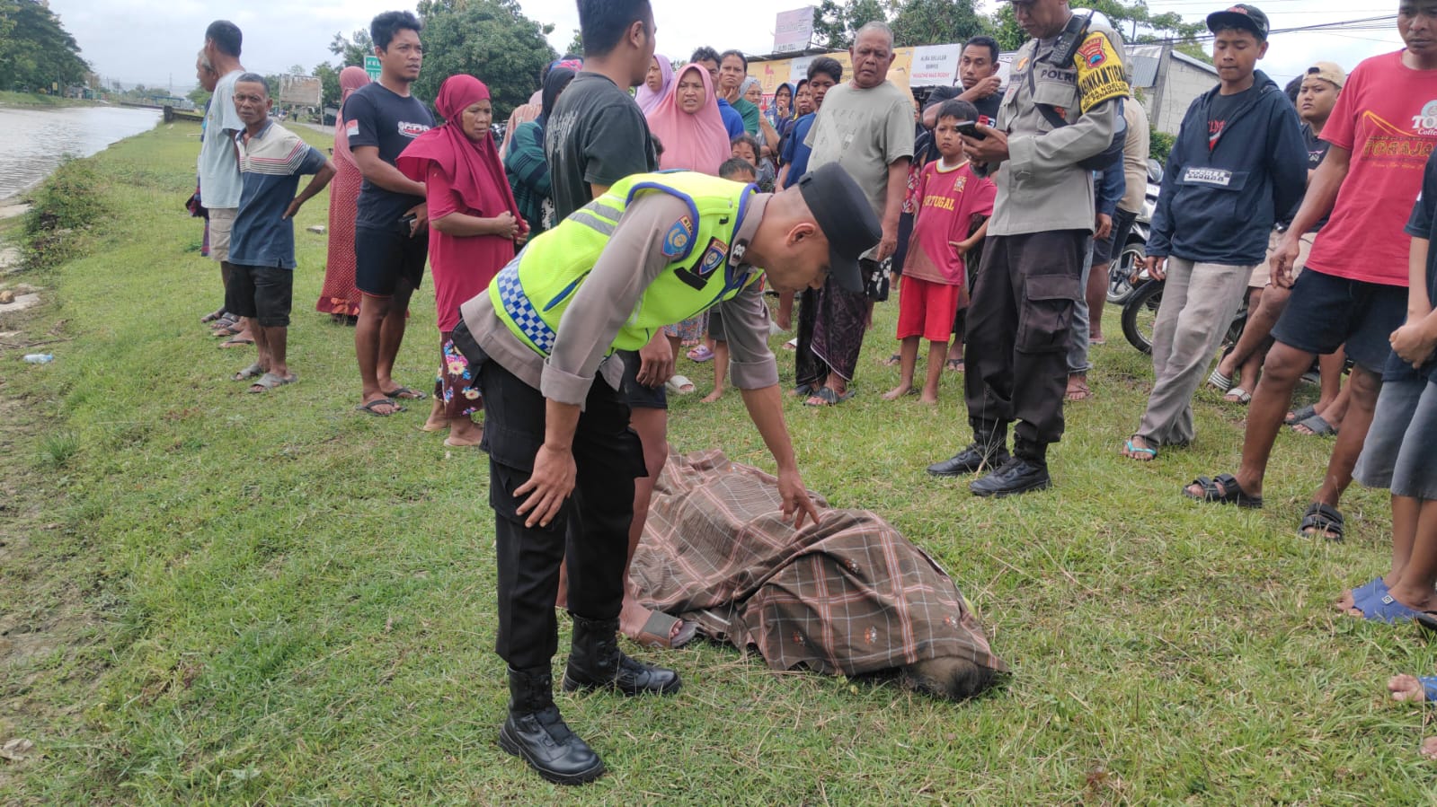 EVAKUASI &ndash; Korban tenggelam Saman, 70 warga Desa Toko, Kecamatan Penawangan ditemukan meninggal di saluran irigasi sungai, Sabtu (24/1).