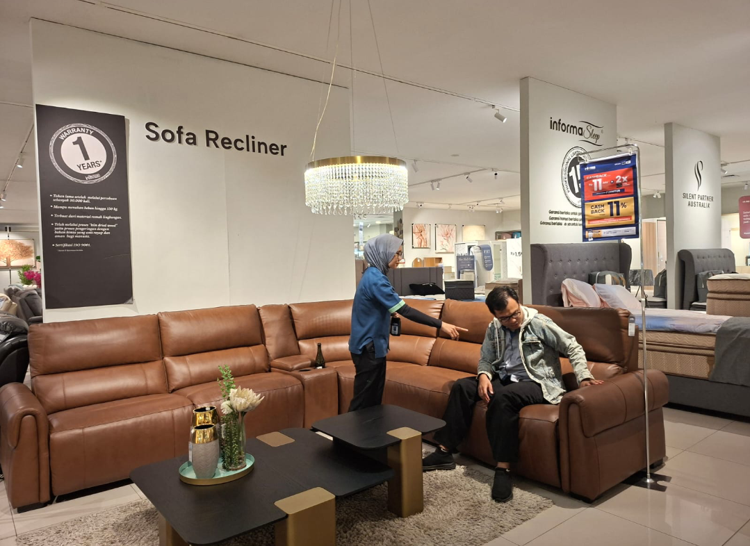 LAYANAN: Karyawan sedang menjelaskan keunggulan sofa kepada Konsumen ketika promo berlangsung, kemarin. (ANDIKA TRISNA SAPUTRA/RADAR KUDUS)