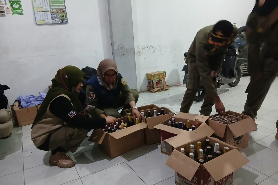 PERIKSA: Satpol PP Kudus memeriksa sejumlah tempat hiburan malam dan mengamankan miras, belum lama ini. (SATPOL PP KUDUS UNTUK RADAR KUDUS)