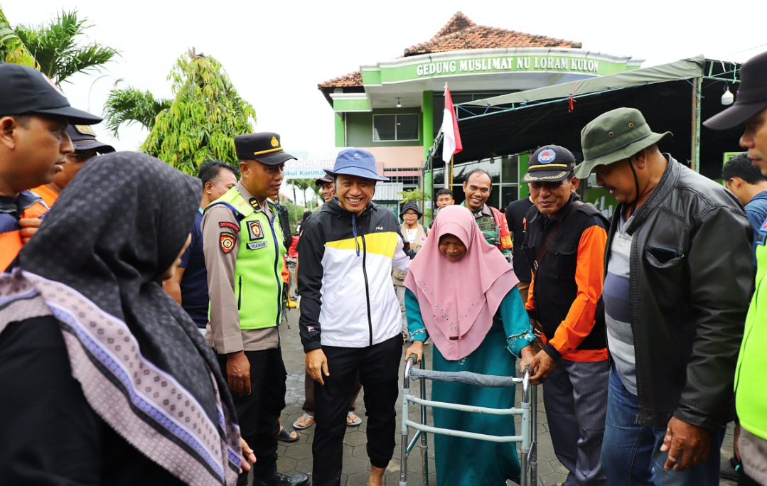 ANTARKAN: Bupati Kudus mendampingi kepulangan sejumlah pengungsi ke rumah masing-masing, Minggu (25/1). (DINAS KOMINFO KUDUS UNTUK RADAR KUDUS)