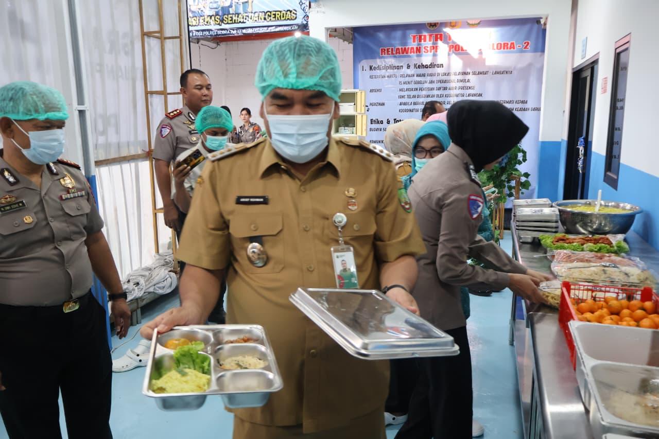 PANTAU: Bupati Blora Arief Rohman (tengah) saat meresmikan SPPG Polres Blora 2 pada Desa Tempellemahbang, Kecamatan Blora, Senin (26/1/2026).