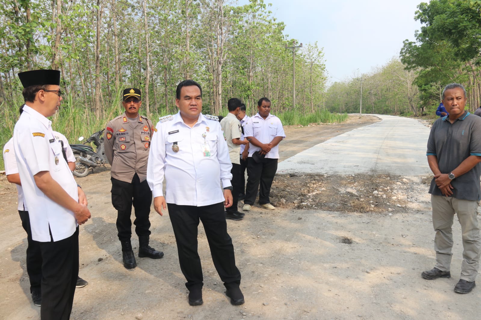 BERJUANG: Bupati Blora Arief Rohman beberapa waktu lalu saat meninjau pembangunan ruas jalan Cabak-Bleboh yang pada 2025 dibangun lewat IJD.