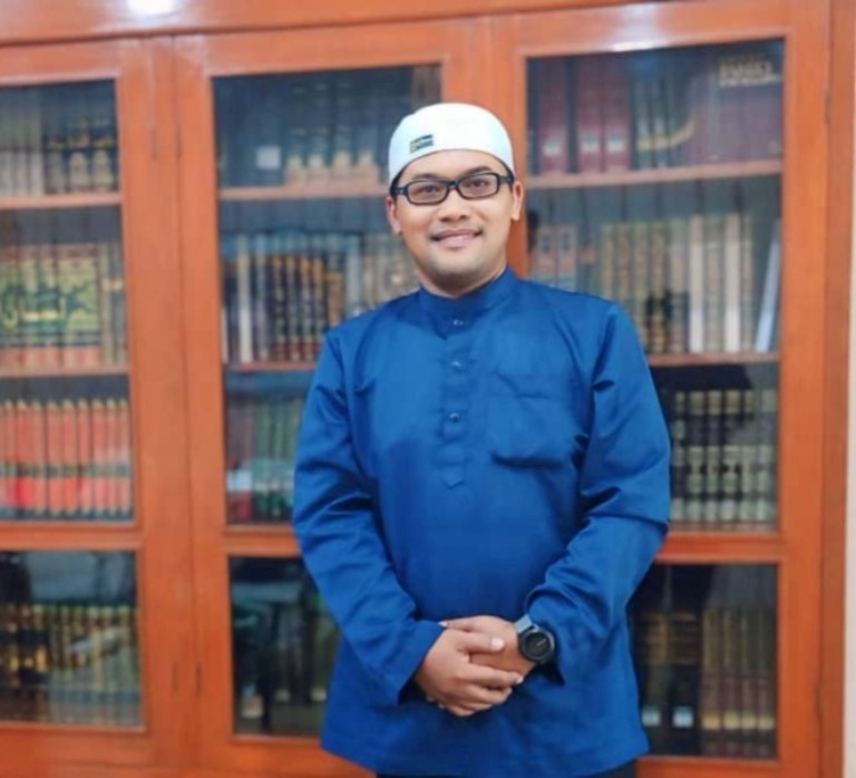 Mamdukh Budiman, PhD Cand. Studi Pemikiran Islam dan Peradaban Universiti Muhammadiyah Malaysia/ Dosen Studi Islam UNIMUS