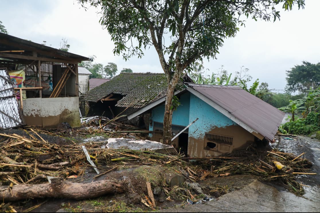 Sejumlah rumah warga yang berada di sepanjang bantaran Kali Penakir mengalami kerusakan akibat terjangan banjir. Aliran deras juga membawa material kayu yang menghantam permukiman.