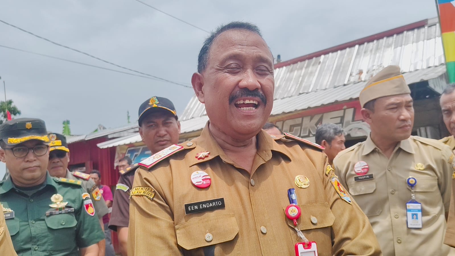 BEIRKAN KETERANGAN  - Kepala Dinas PUPR Grobogan Een Indarto ketika berikan keterangan kepada awak media.