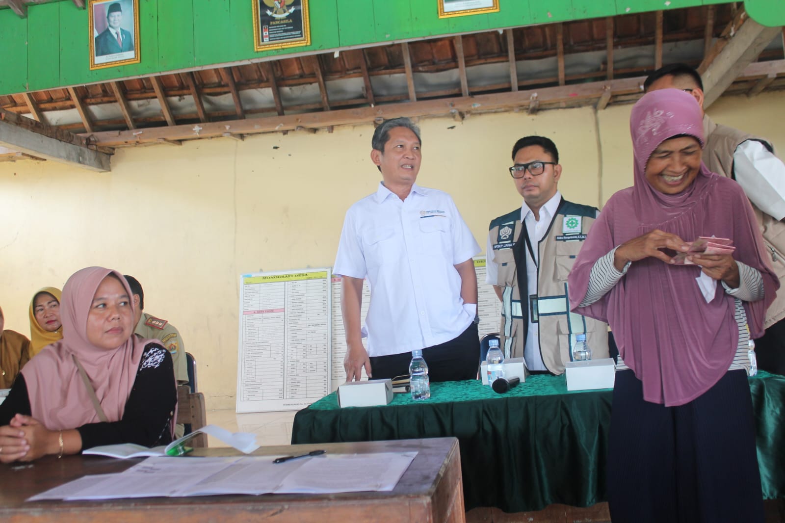 BAHAGIA: Salah satu penerima bantuan saat menerima pengembalian uang dari program BSPS di Desa Bangsri Kecamatan Geyer Kabupaten Grobogan.
