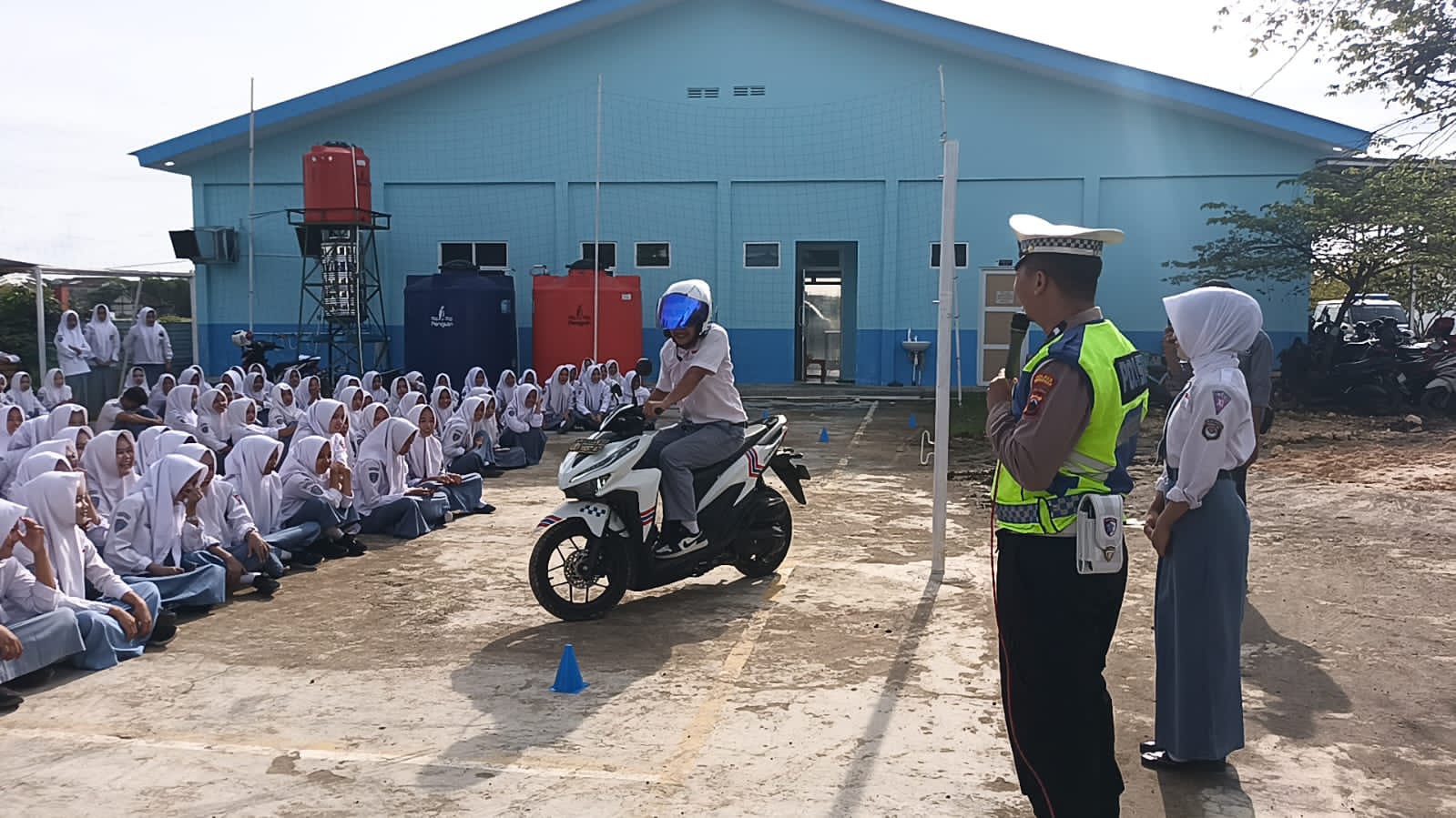 EDUKASI: Satlantas Grobogan saat memberikan edukasi berlalu lintas ke SMK Muhammadiyah Purwodadi.