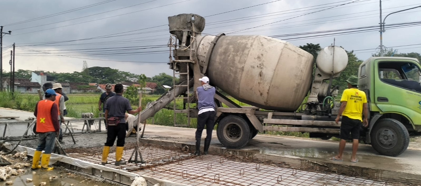 PROYEK JALAN - Sejumlah pekerja saat melakukan pengerjaan proyek peningkatan ruas jalan Jepon - Bogorejo - Batas Kabupaten Tuban, Kecamatan Jepon/Kecamatan Bogorejo