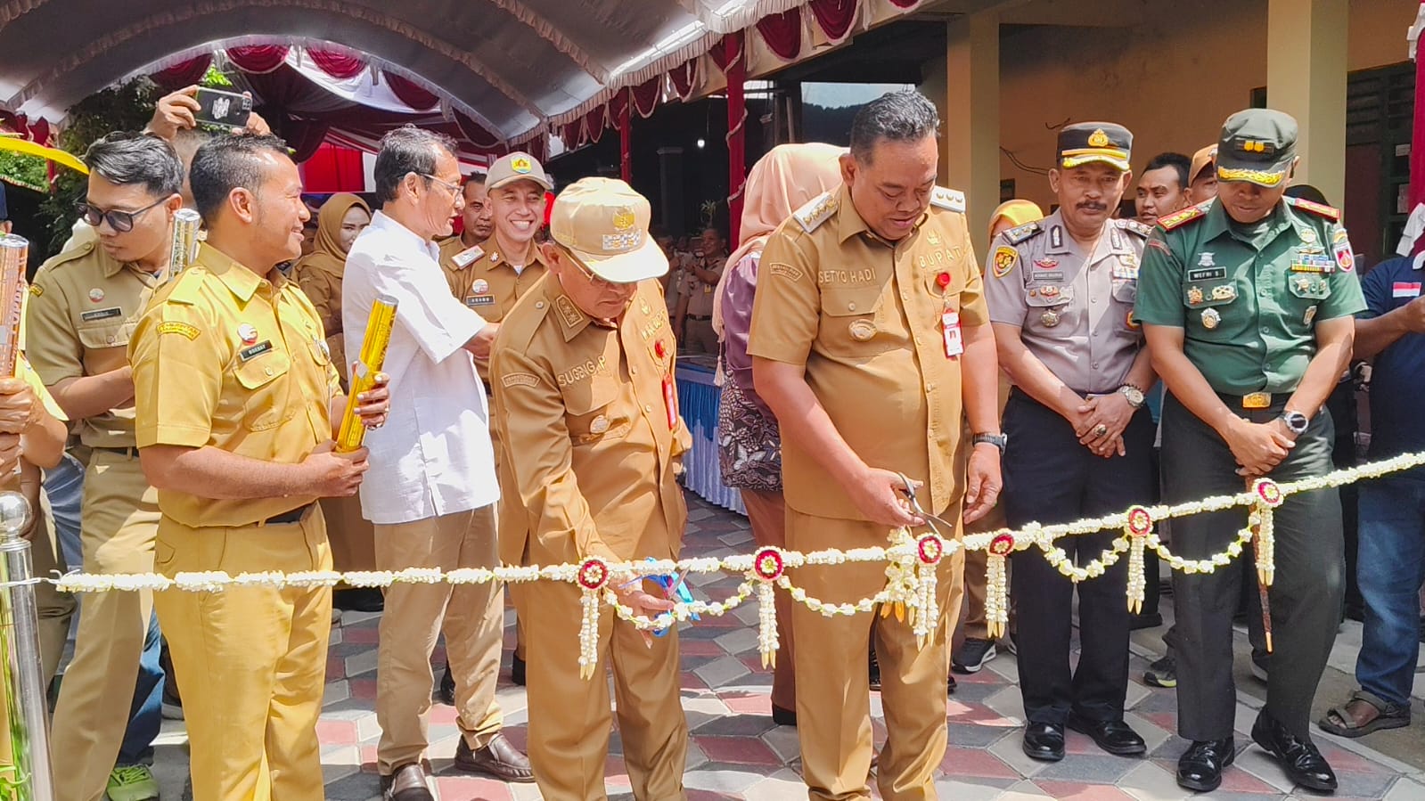 DIRESMIKAN &ndash; Bupati Grobogan Setyo Hadi meresmikan pembangunan kawasan kumuh di Jengglong, Kelurahan/Kecamatan Purwodadi, Senin (26/1).