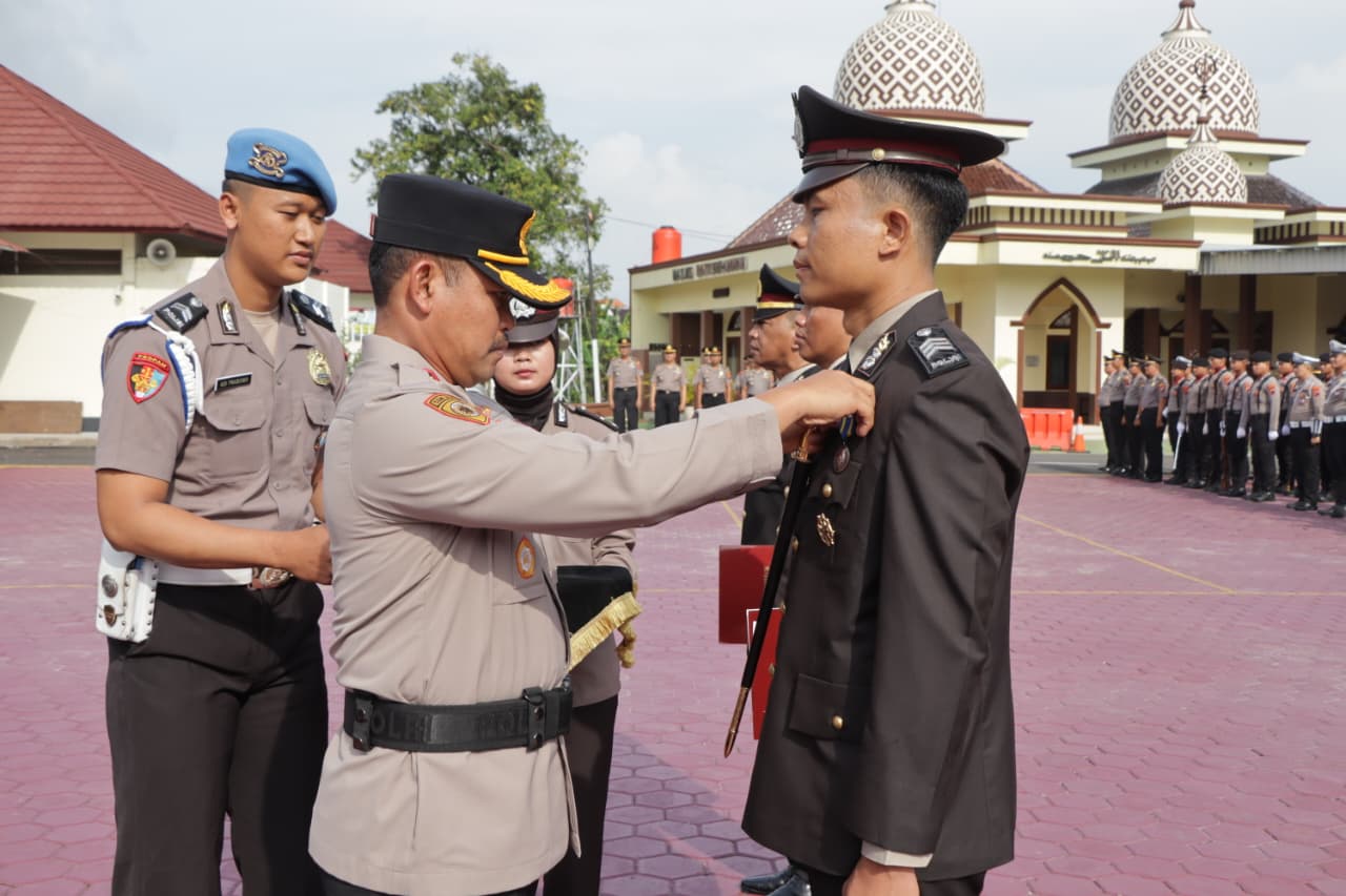 BERIKAN PENGHARGAAN &ndash; Kapolres Grobogan AKBP Ike Yulianto memberikan penghargaan Satyalancana Pengabdian kepada 146 personel di halaman Mapolres setempat, Senin (26/1).