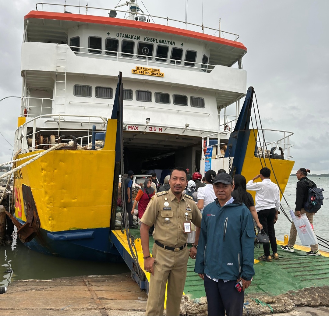 PANTAU: Camat Karimunjawa pantau proses pengiriman beras CPP ke Karimunjawa pada Senin (26/1).