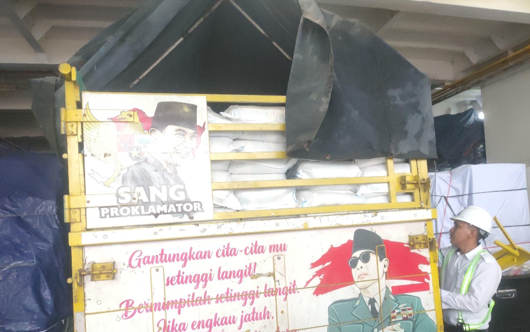 DISTRIBUSI: Beras CPP dikirimkan ke Karimunjawa untuk dibagikan kepada masyarakat, imbas momen Baratan yang melumpuhkan aktivitas sehari-hari khususnya nelayan untuk melaut.