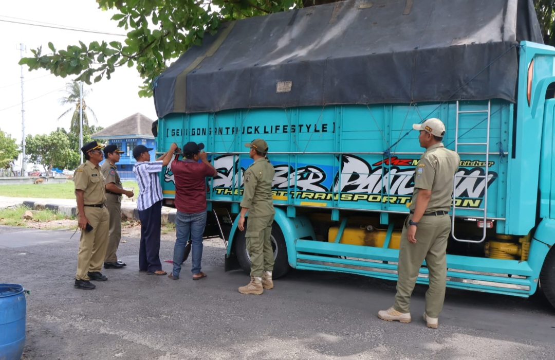 SELAMAT: Petugas tengah melakukan pengecekan beras CPP yang telah sandar di Pelabuhan Penyeberangan Karimunjawa pada Senin (26/1) siang.
