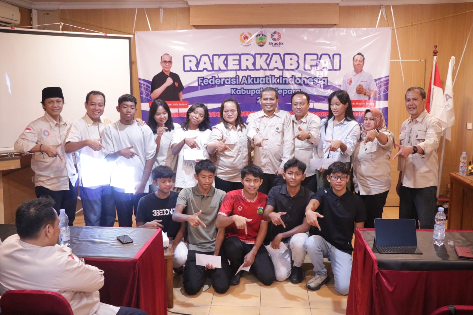 SEMANGAT: Para atlet akuatik Jepara mendapatkan bonus penyemangat hadapi Porprov 2026.