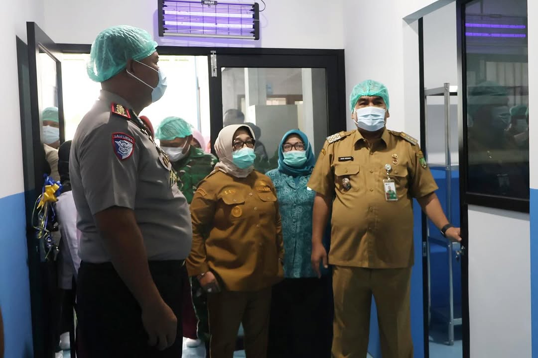 PANTAU: Wakil Bupati Blora Sri Setyorini (tengah) yang juga menjabat sebagai Ketua Satgas Percepatan Penyelenggaraan Program Makan Bergizi Gratis bersama Bupati Blora Arief Rohman (paling kanan) saat