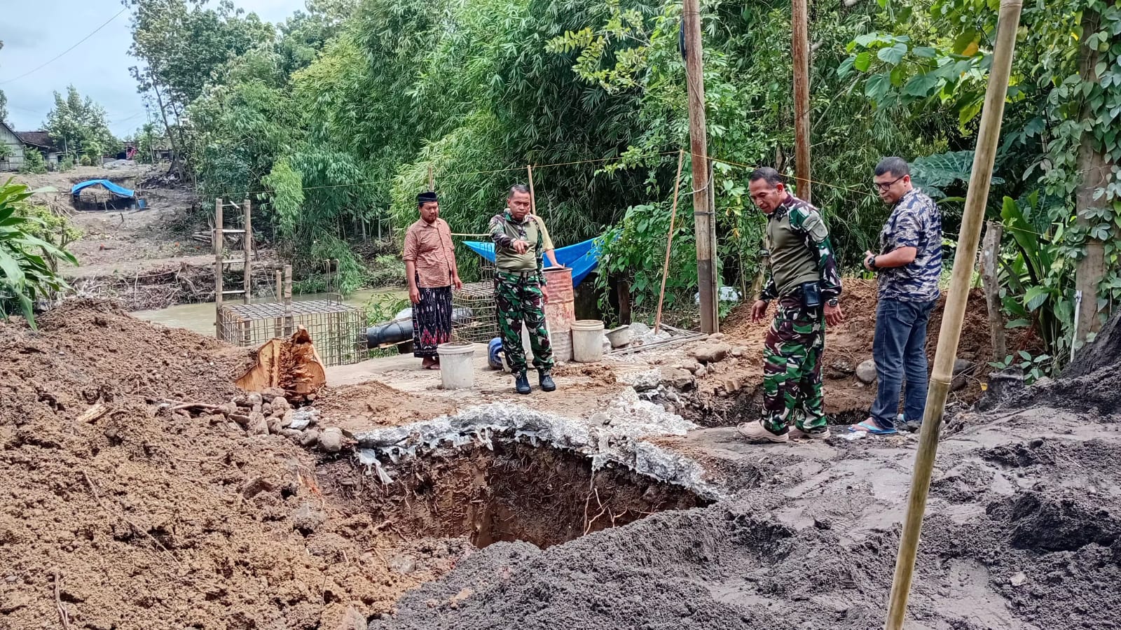 MENINJAU: Dandim 0717/Grobogan Letkol Inf Wefri Sandiyanto saat mengecek progres pembangunan jembatan Garuda di Desa Ngombak Kecamatan Kedungjati.
