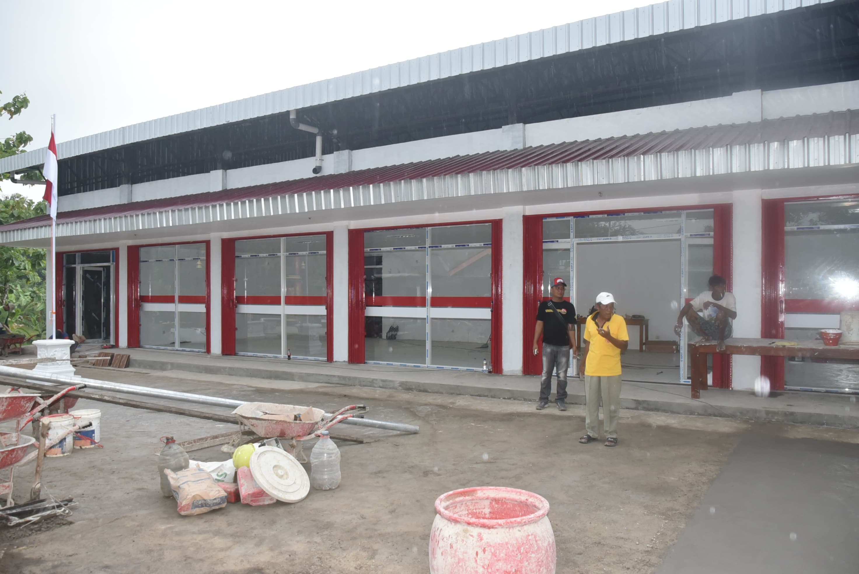 FINISHING: Progres pendirian gerai KDMP yang hampir rampung 100 persen.