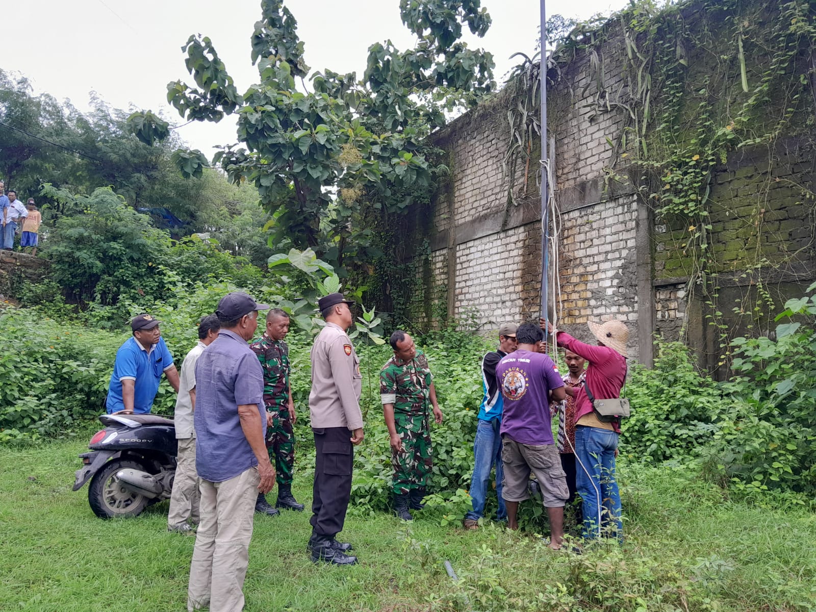 CABUT POMPA: Warga Blimbing, Kecamatan Sluke, didampingi Pemdes, aparat Kepolisian dan Koramil mencabut Pompa PT TYG sebagai upaya penghentian aktivitas eksploitasi air tanah di wilayah setempat.