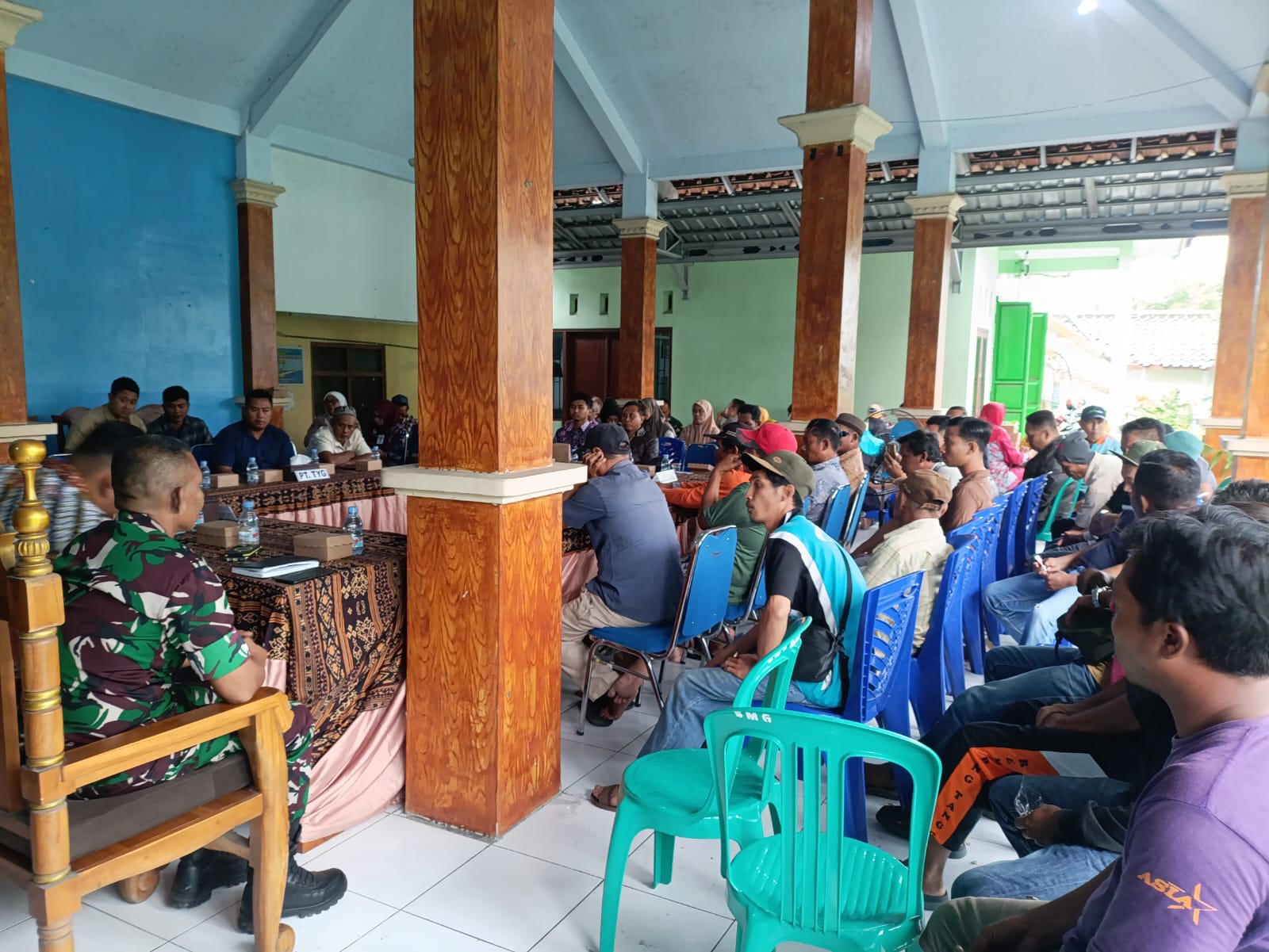 RAPAT BERSAMA: Forkopimcam, Pihak PT Tirta Yasa Group, DLH, DPMPTSP, Pemdes, dan perwakilan warga, telah menghasilkan kesepakatan untuk menghentikan eksploitasi air tanah di wilayah setempat.