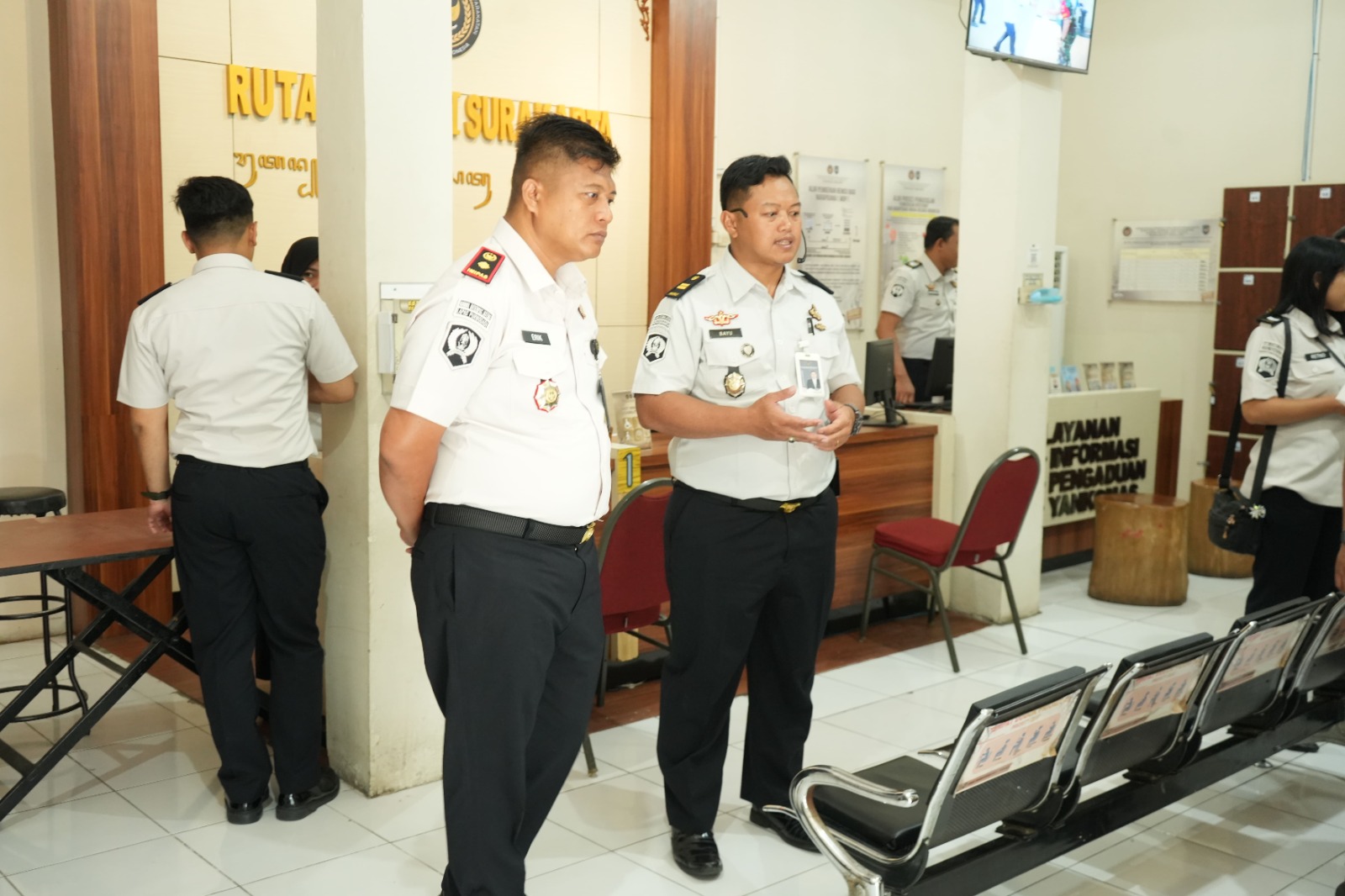 STUDI BANDING &ndash; Kalapas Kelas II B  Purwodadi Erik Murdianto bersama Kepala Rutan Kelas I Surakarta belajar studi lapangan.