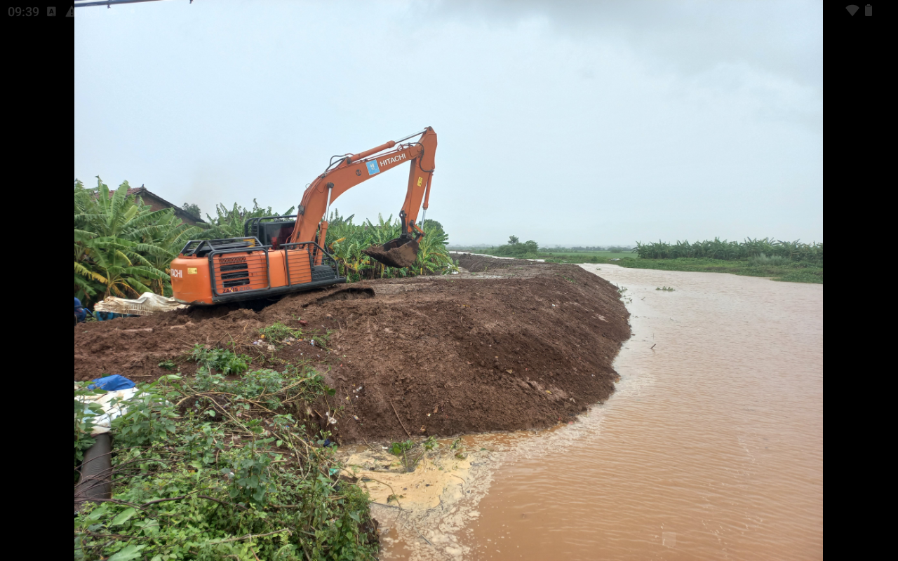 KEBUT: Alat berat mulai melakukan normalisasi Sungai Jratunseluna pada Senin (26/1).