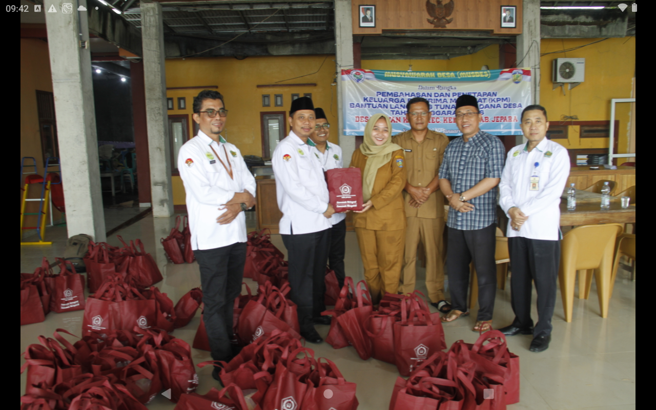 PEDULI: Kepala Kemenag Jepara Akhsan M. (Dua dari kiri) Menyalurkan bantuan untuk warga terdampak banjir yang diterima oleh Pemdes Sowankidul, Kedung.
