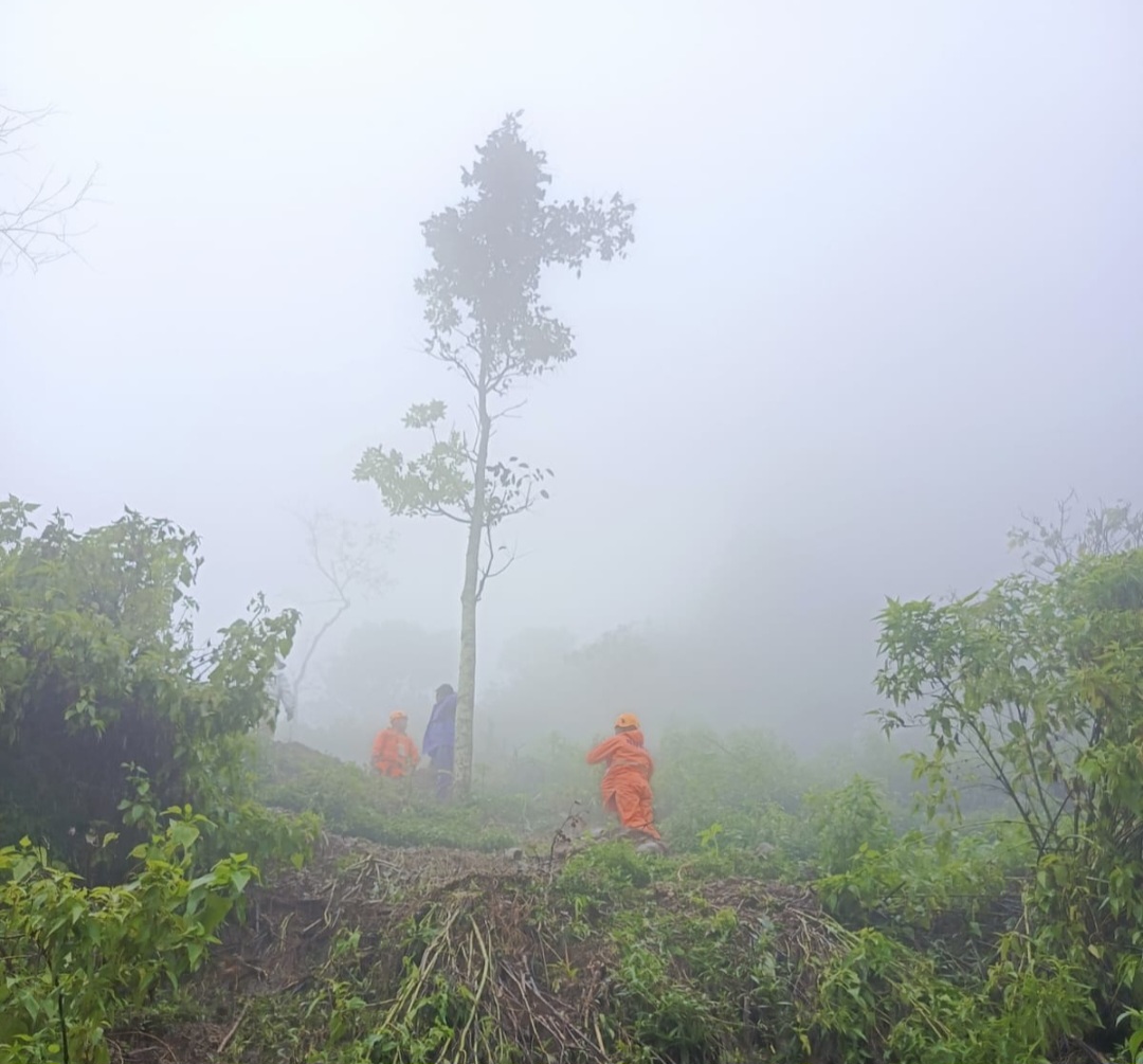 MENYIBAK KABUT: Tim tengah melakukan survei pembukaan jalan menuju Desa Tempur.