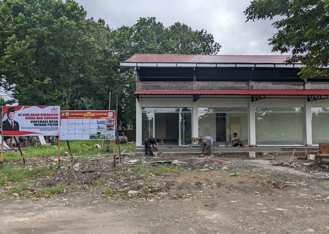 PROSES: Pekerja sedang membangun gerai KDMP di Desa Getaspejaten, belum lama ini. (ANDIKA TRISNA SAPUTRA/RADAR KUDUS)