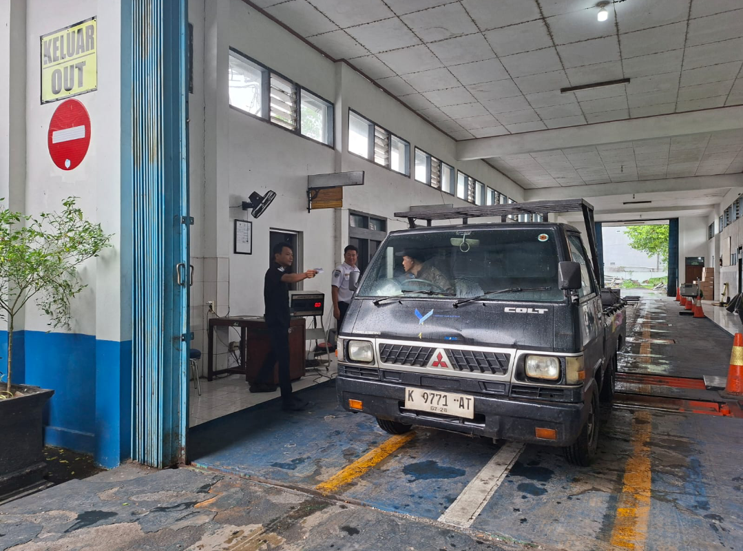 UJI KIR: Penguji KIR Dishub Kudus sedang melayani KIR kendaraan pickup, Senin (26/1). (ANDIKA TRISNA SAPUTRA/RADAR KUDUS)