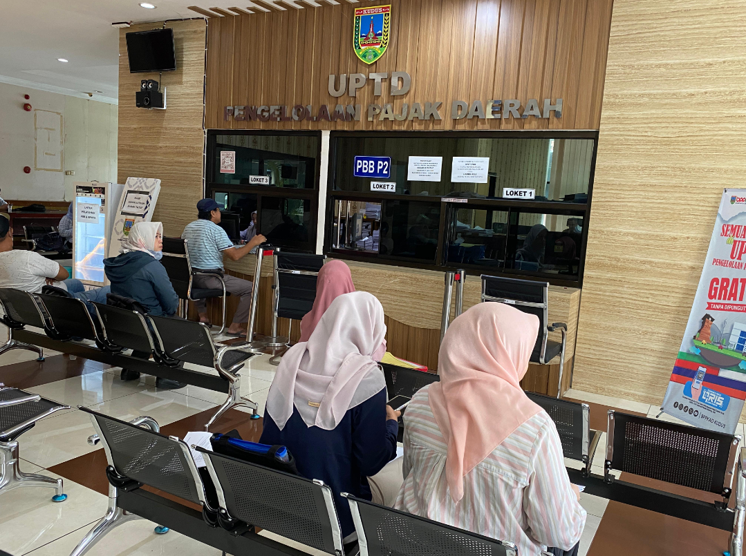 ANTRE: Masyarakat Kudus sedang antre membayar pajak di UPTD Pengelolaan Pajak Daerah Kudus, kemarin. (ANDIKA TRISNA SAPUTRA/RADAR KUDUS)