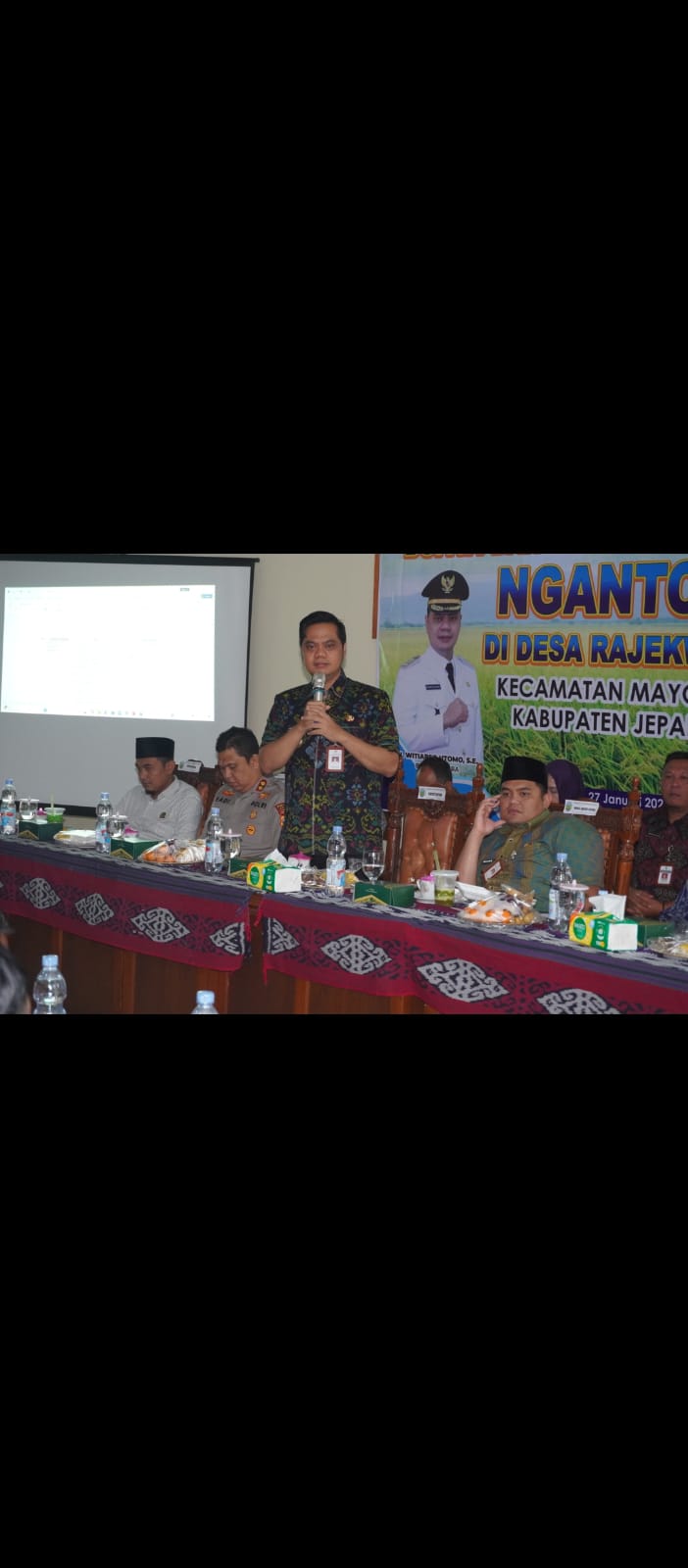 PROGRAM: Bupati Jepara Witiarso Utomo saat menghadiri Bupati Ngantor di Desa Rajekwesi kemarin.