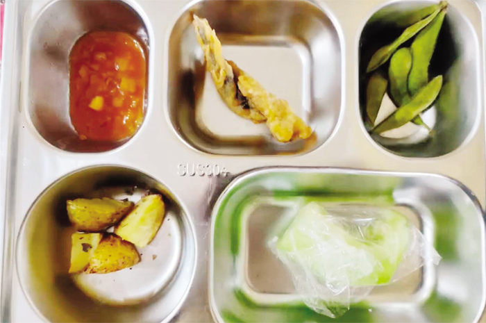 MINIMALIS: Menu MBG yang disajikan di dalam tepak terlihat dengan jumlah yang sangat sedikit.