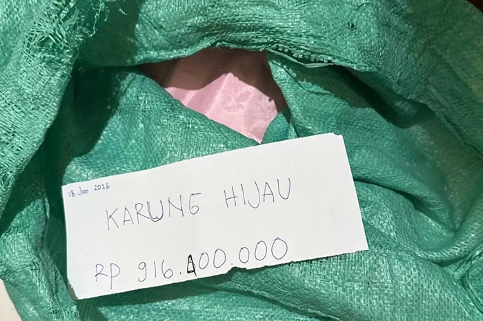 Komisi Pemberantasan Korupsi (KPK) memamerkan foto uang senilai Rp 2,6 miliar dari operasi tangkap tangan (OTT) terhadap Bupati Pati, Sudewo. (Ridwan/JawaPos.com)