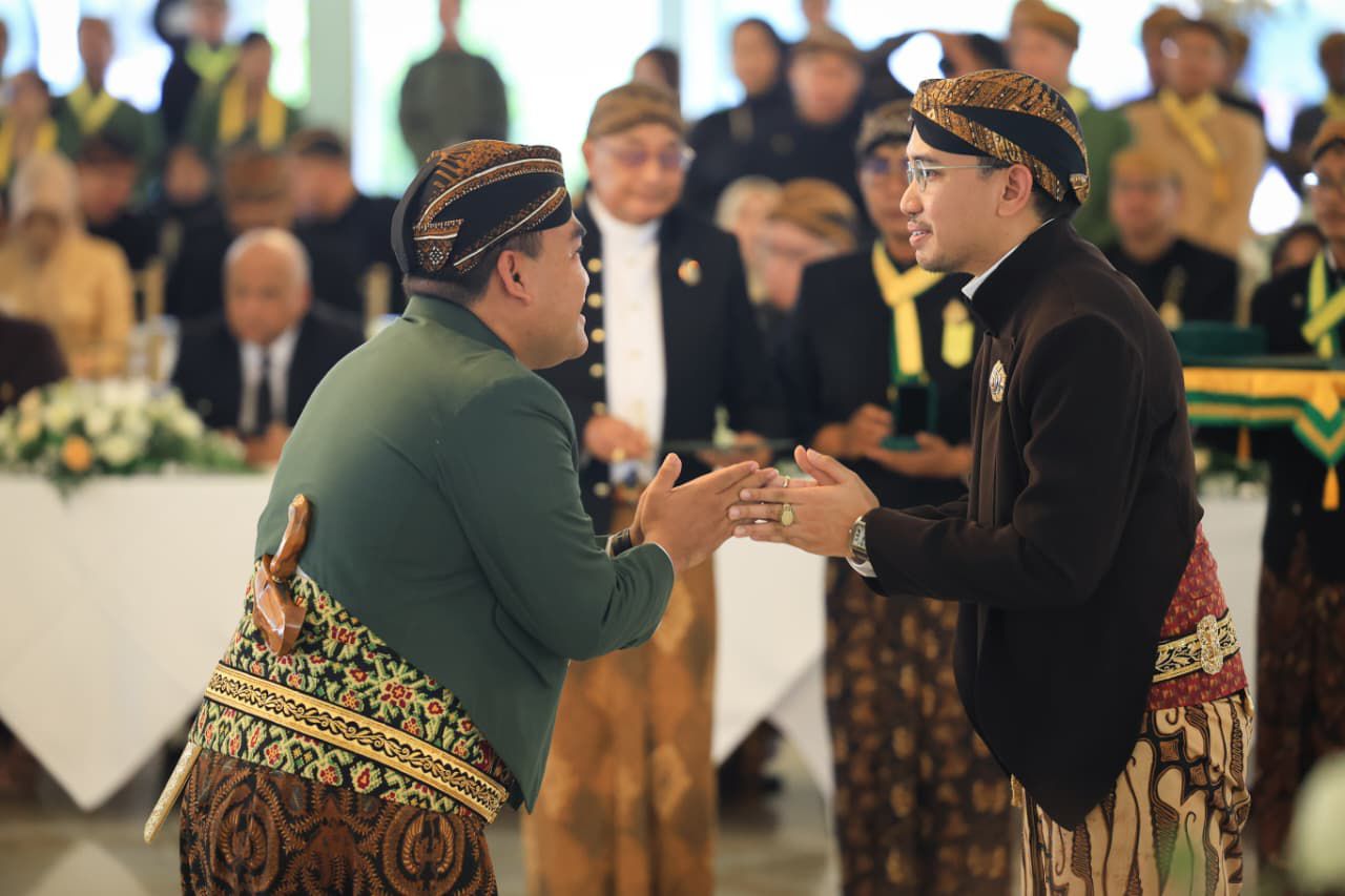 MEMBANGGAKAN: Bupati Blora Arief Rohman (kiri) saat menerima penghargaan dari Kanjeng Gusti Pangeran Adipati Ario (KGPAA) Mangkunegoro X.