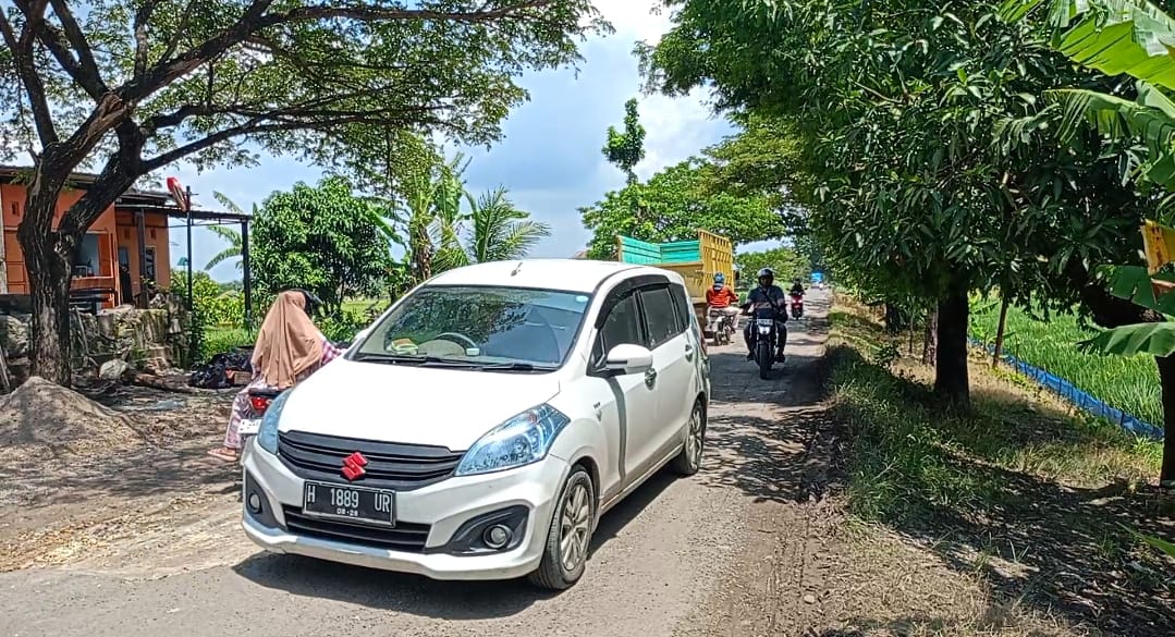 PARAH: Pengendara hati-hati saat melintasi Jalan Provinsi Cepu-Singget.