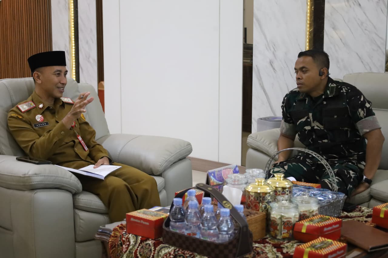 KOORDINASI: Dandim 0717/Grobogan Letkol Inf Wefri Sandiyanto saat melakukan koordinasi dengan Sekda Grobogan Anang Armunanto.