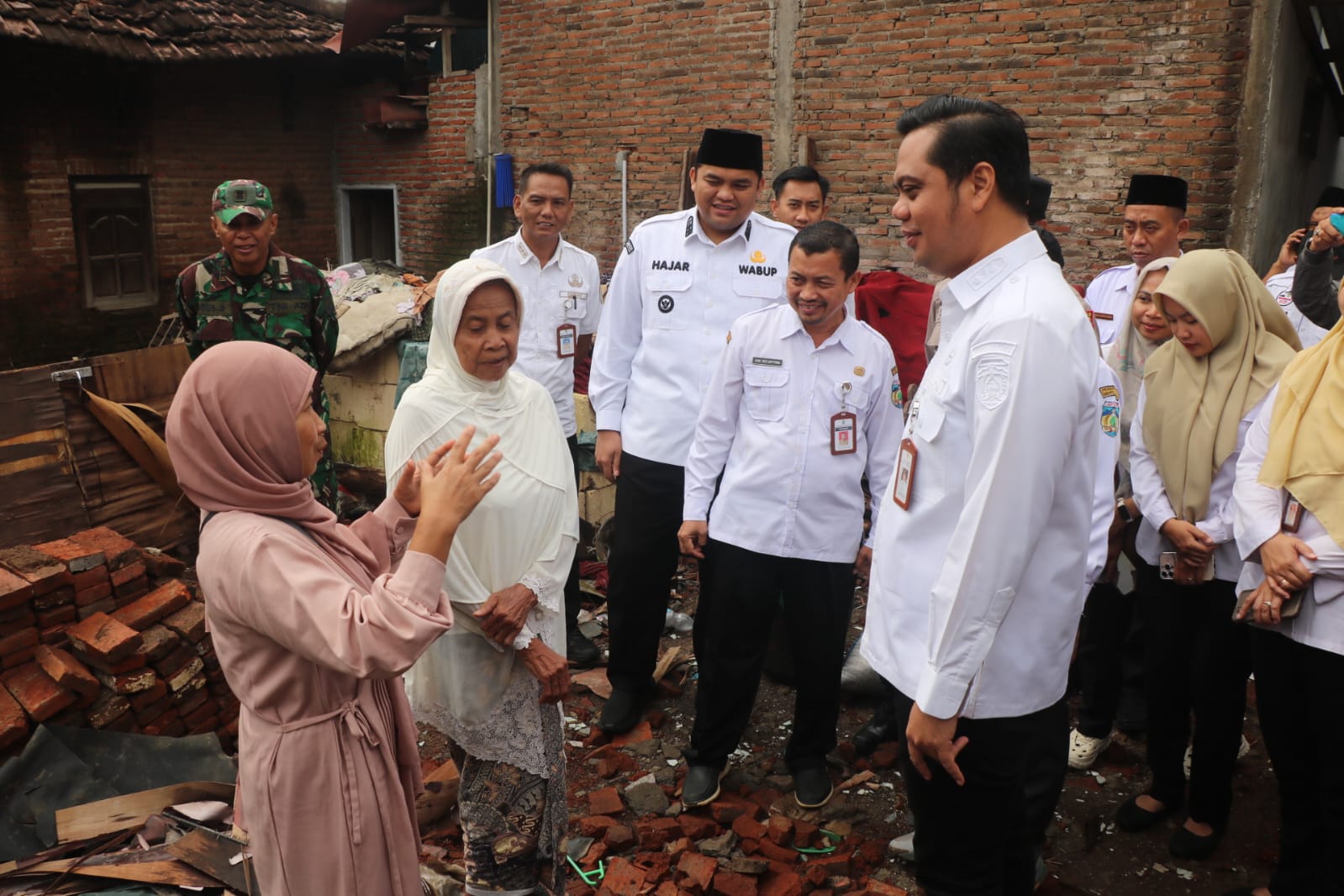 PEDULI: Bupati Jepara Witiarso Utomo mendengarkan cerita warga terdampak bencana yang mengakibatkan rumah roboh.