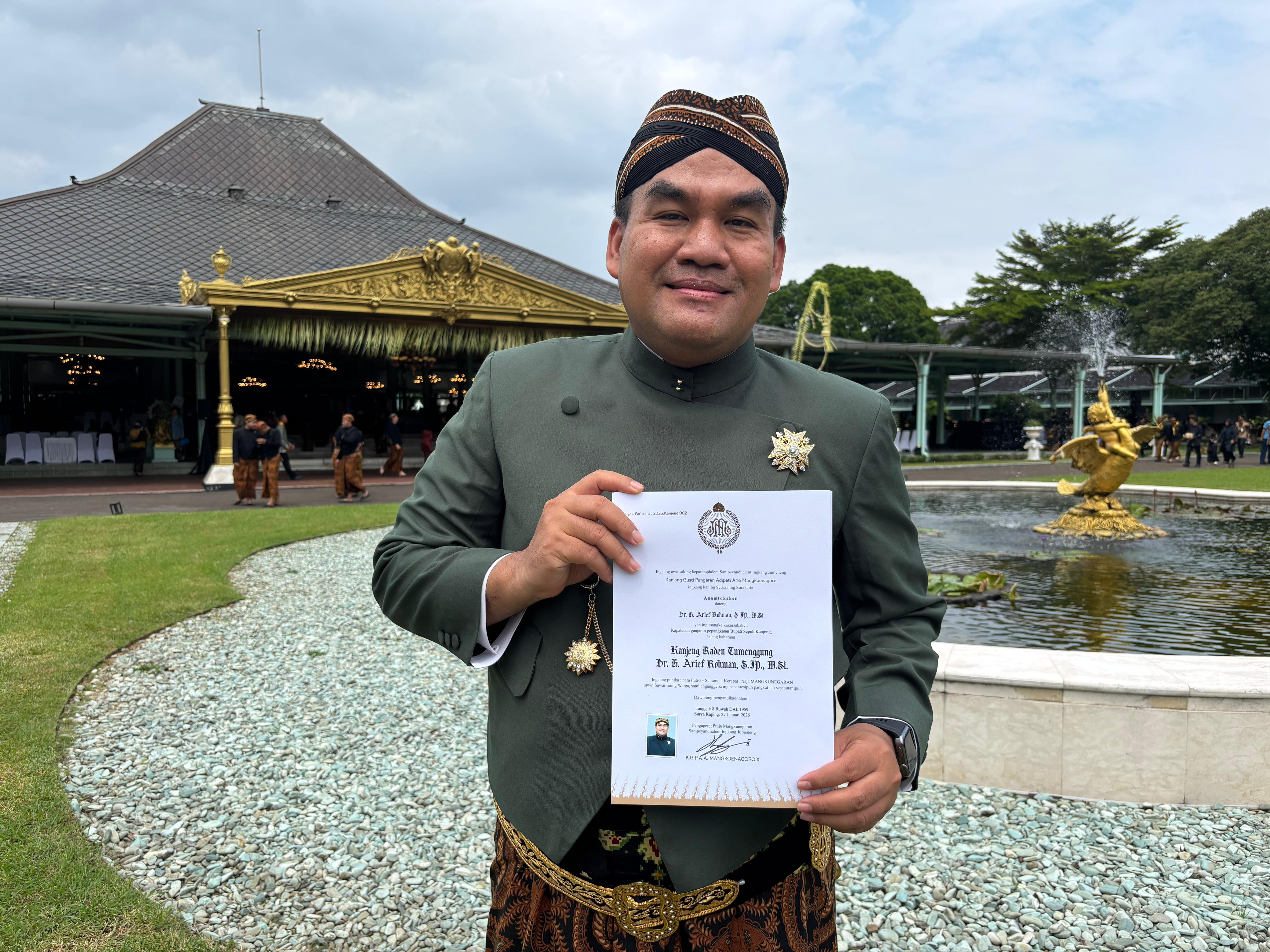 Bupati Blora Arief Rohman saat menunjukkan bukti penghargaan dari Kanjeng Gusti Pangeran Adipati Ario (KGPAA) Mangkunegoro X.