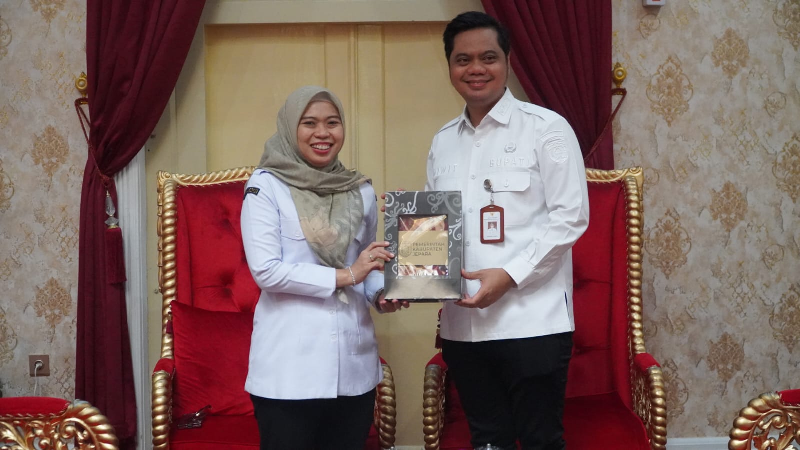 KOLABORASI: Bupati Jepara Witiarso Utomo (kanan) dan Bupati Demak Estianah.