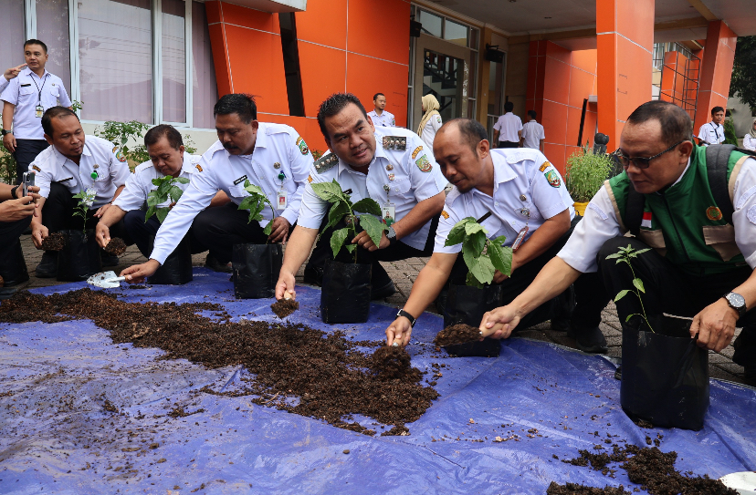 MENANAM: Bupati Blora melakukan pemupukan tanaman cabai di halaman DP4 Blora sebagai launching inovasi cegah inflasi.