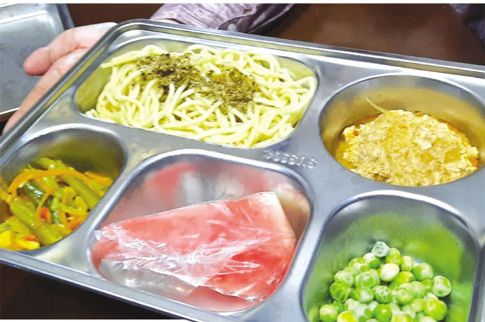 MENU BERUBAH: Sajian menu MBG yang ada di dalam lunch box yang diperlihatkan pe ngelola SPPG Kedung dowo 1, Kaliwungu, Kudus, kemarin.