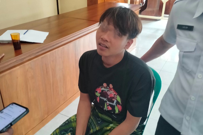 HS, 19, warga Desa Randu Agung, Dukuh Cabean, RT 01 RW 02, Kecamatan Sumber, Kabupaten Rembang yang lompat ke Kali Pepe, Solo, Rabu (28/1/2025).